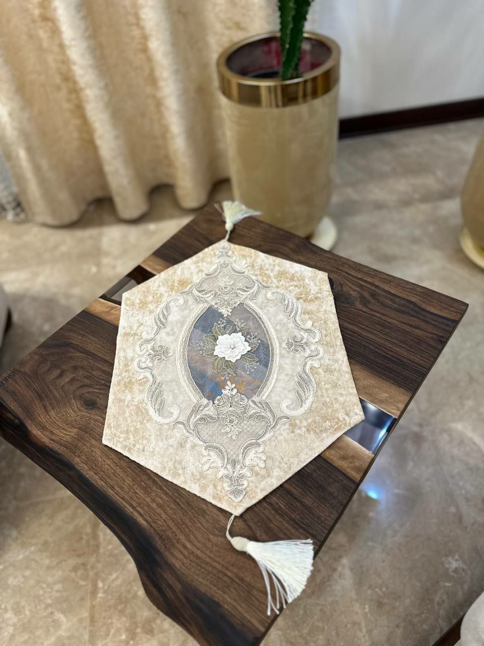 عسلی دانتل
