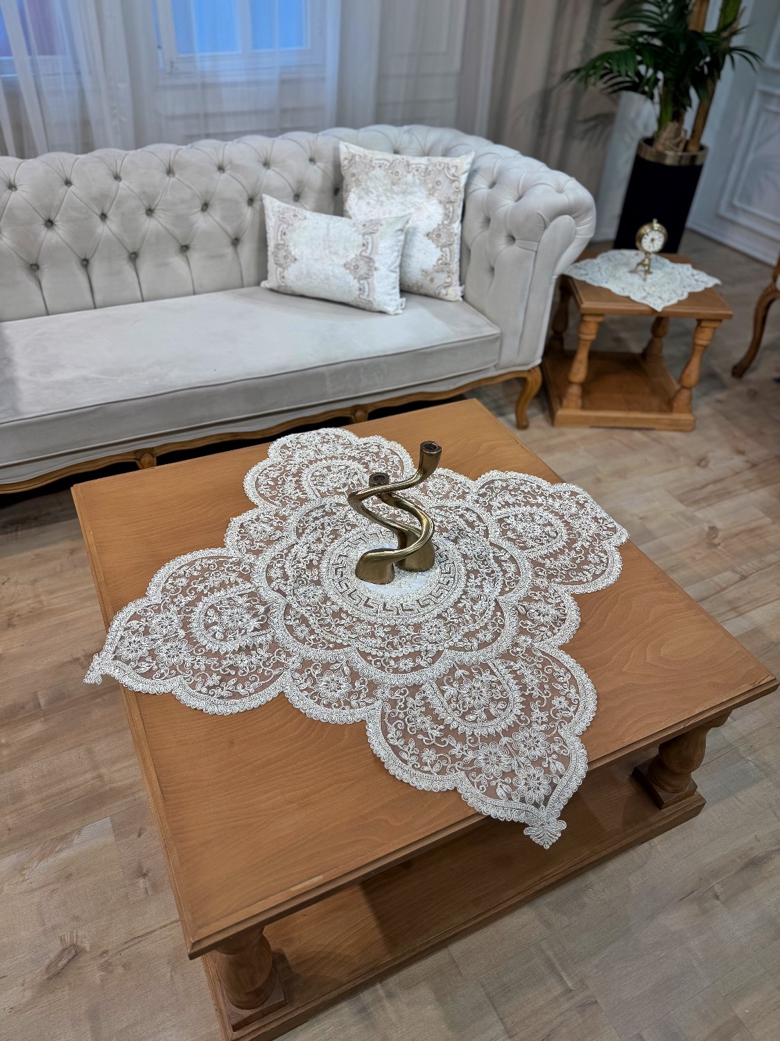 رومیزی مربع ورساچه شیری