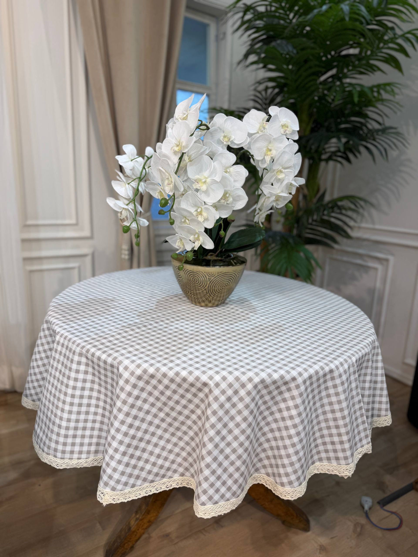 رومیزی گرد چهارخانه
